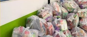 Colis alimentaires préparés pour les familles